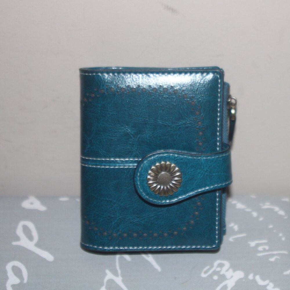 12a. NWOT LADIES SENDEFN WALLET - TURQUOISE